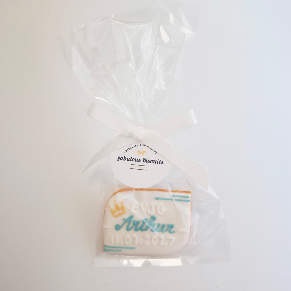Biscuit décoré et personnalisé avec date et prénom pour un EVG gourmand.