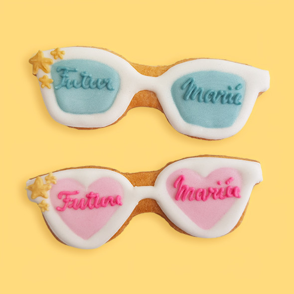 Biscuits décorés en forme de lunettes avec inscription futurs mariés.