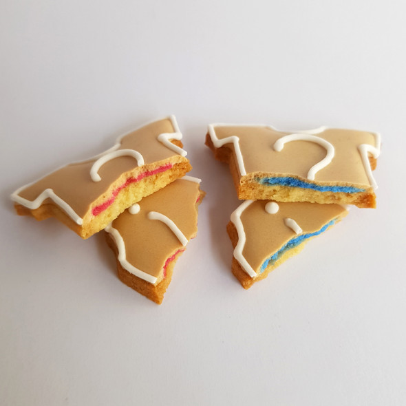 Biscuits bodies gender reveal. Bleu pour les garçons, rose pour les filles.